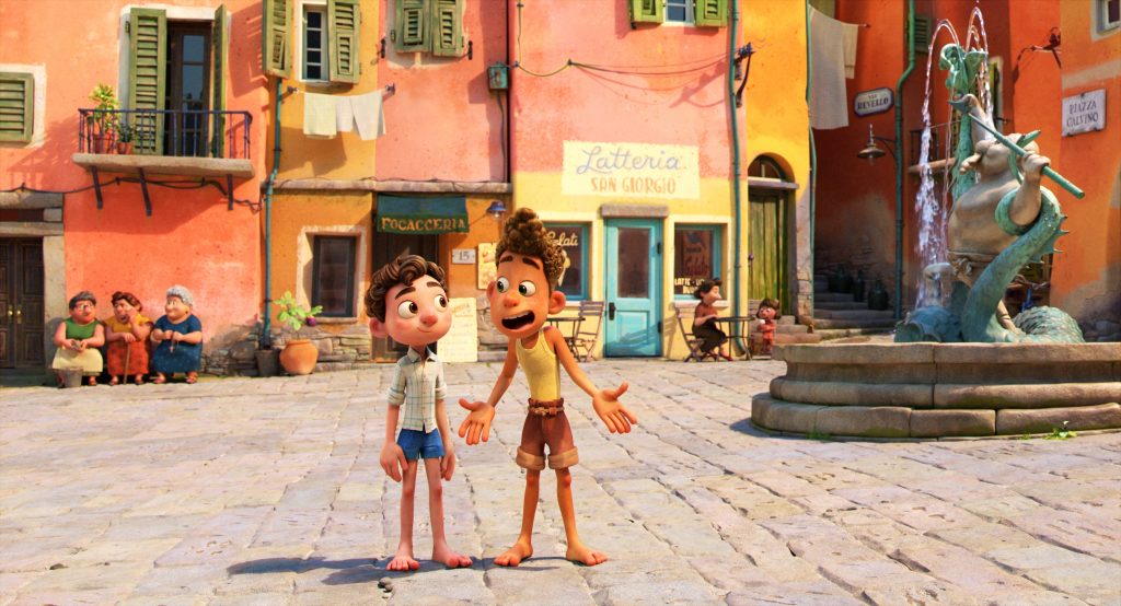 Zwei Jungs stehen im Sommer in der fiktiven italienischen Stadt Portorosso. (Quelle: Disney / Pixar)