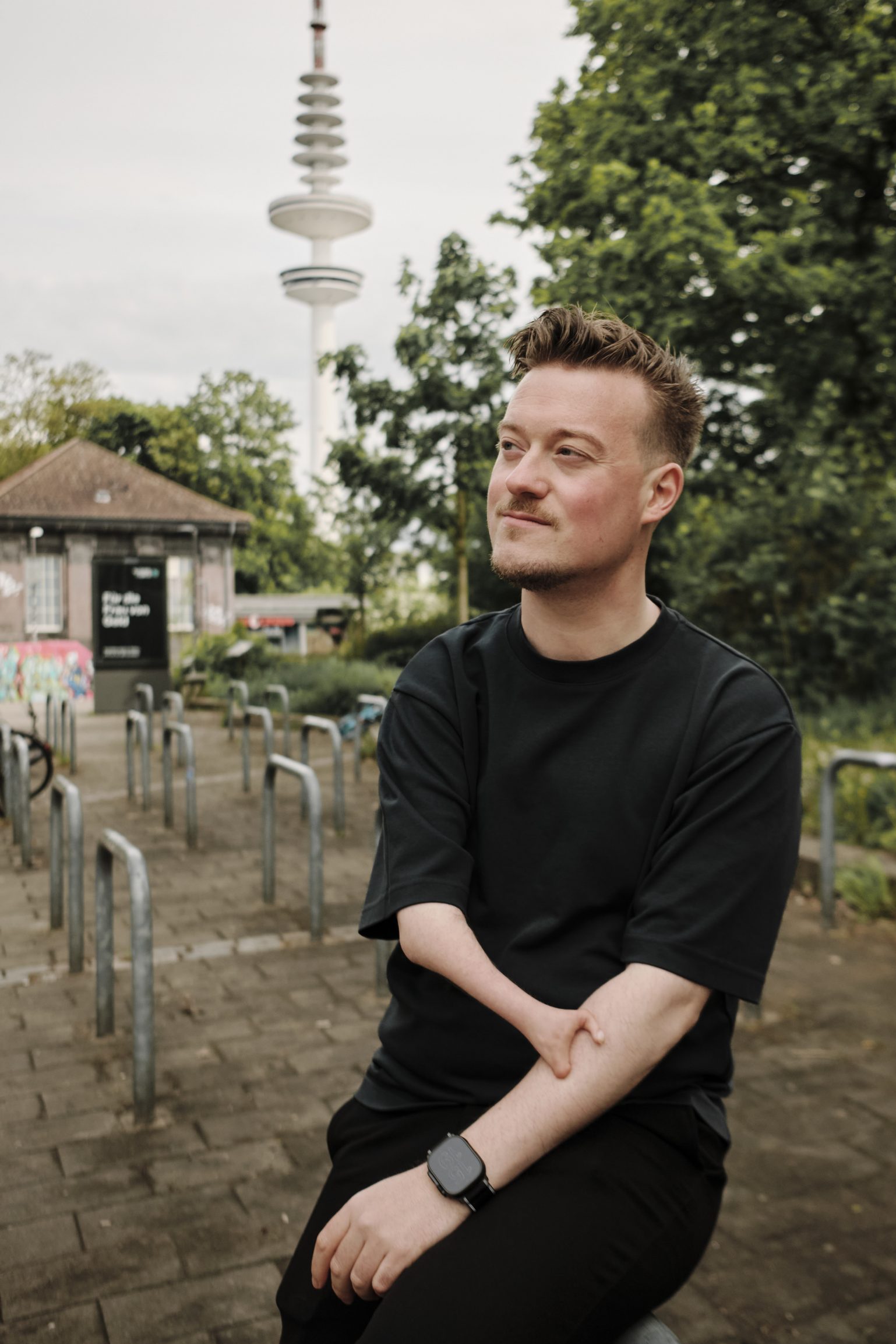 René vor dem Hamburger Fernsehturm