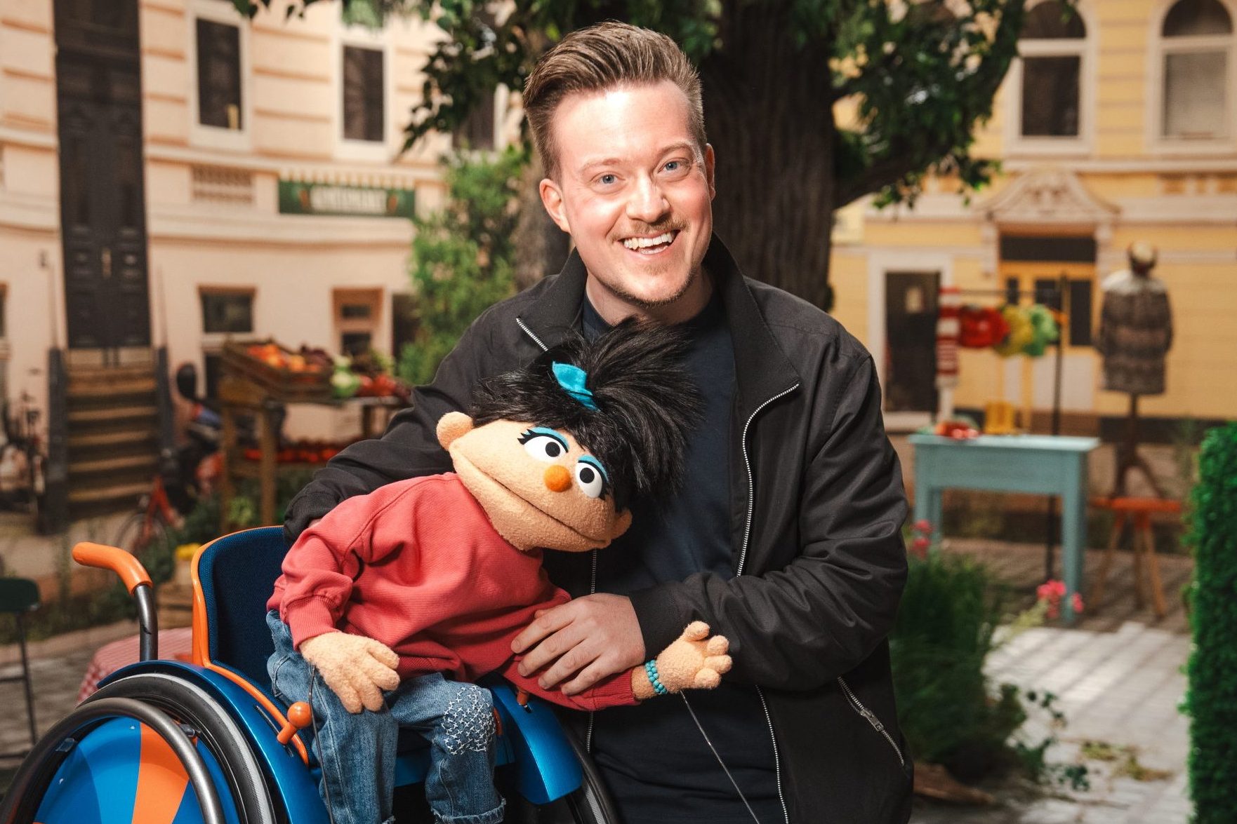 René zusammen mit Elin in der Sesamstraße.