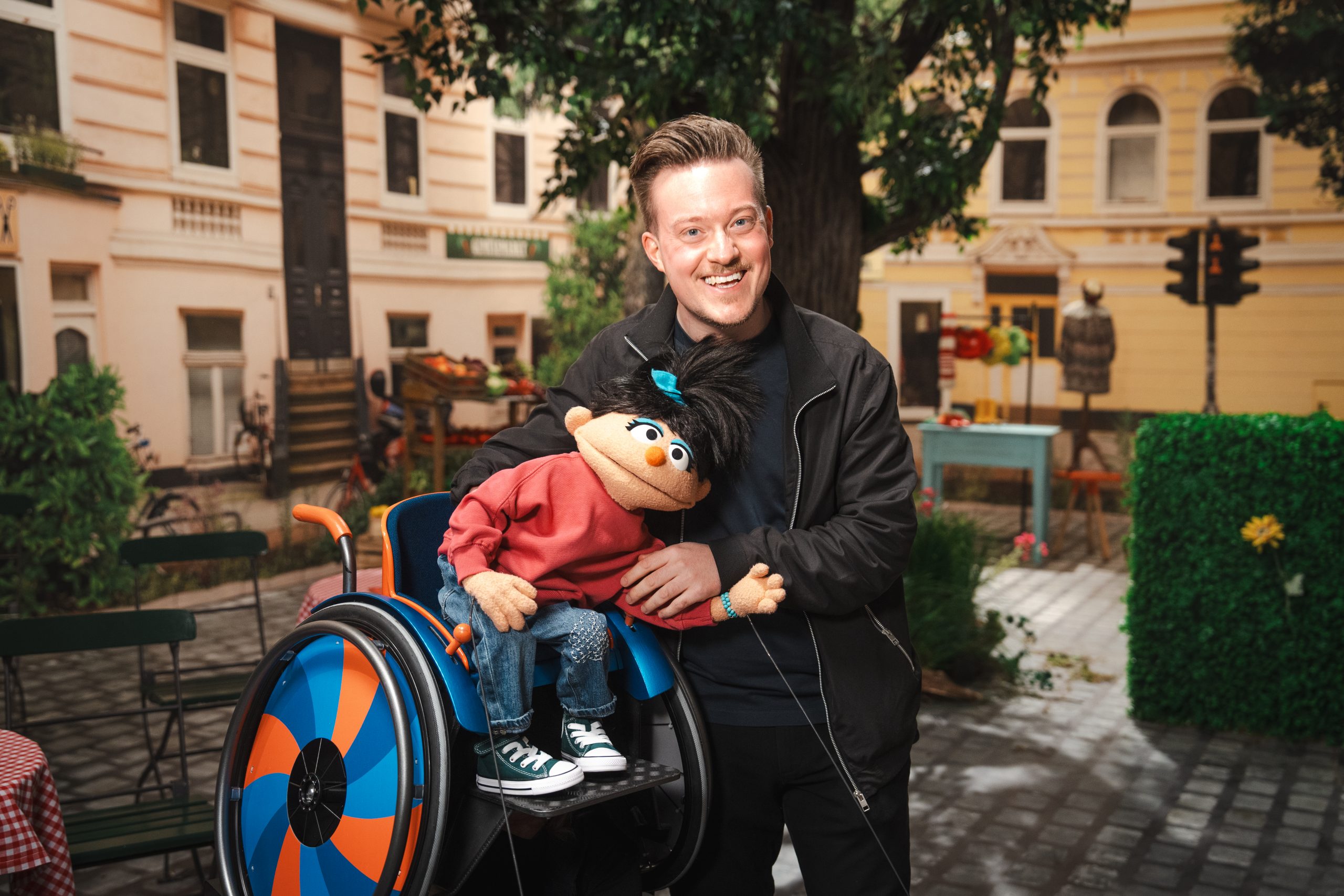 Foto von Elin im Rollstuhl und René.