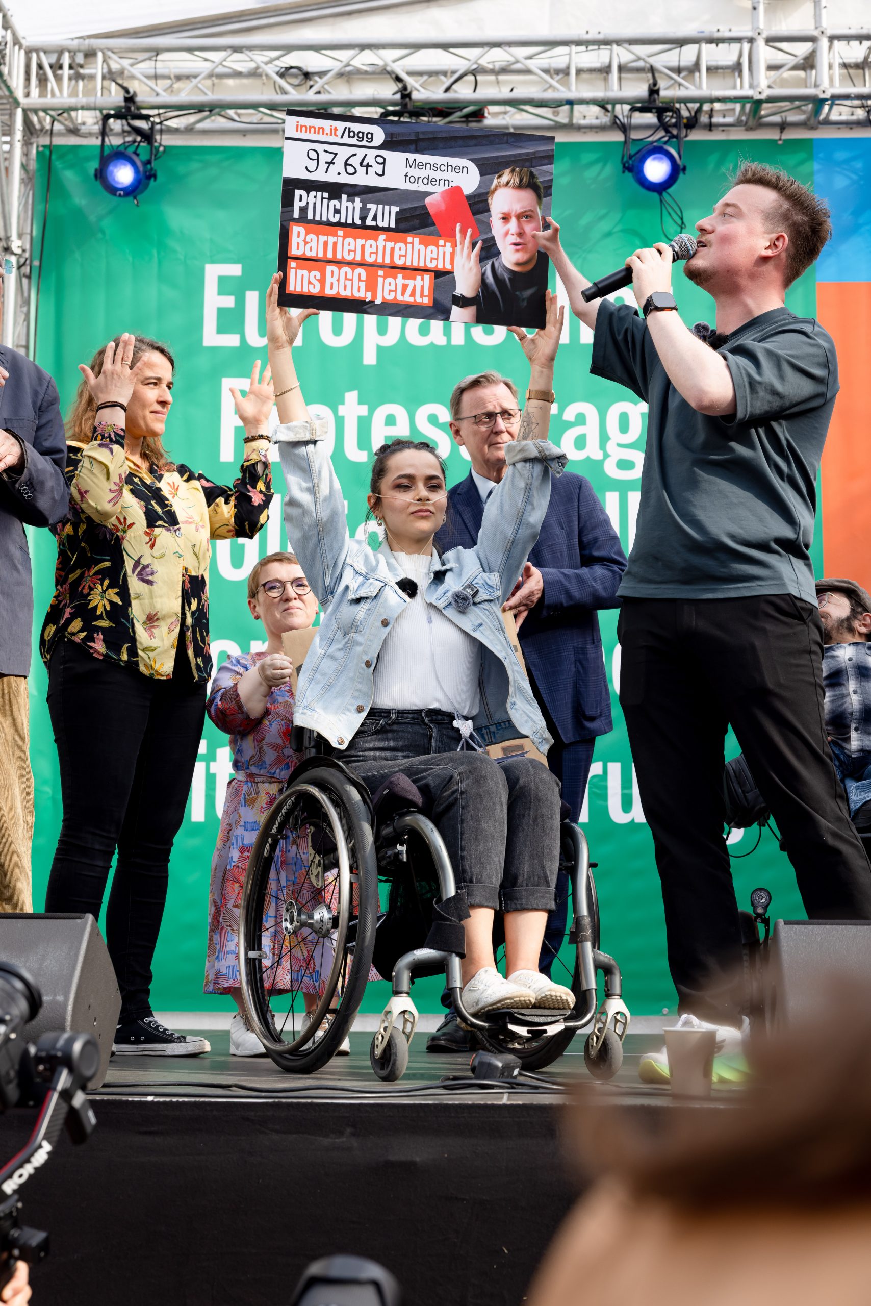 Sabrina Lorenz, René Schaar zusammen mit Raúl Krauthausen, Heike Heubach, Bodo Ramelow, Simone Fischer bei der Petitionsübergabe am 05.05.2026 in Berlin.